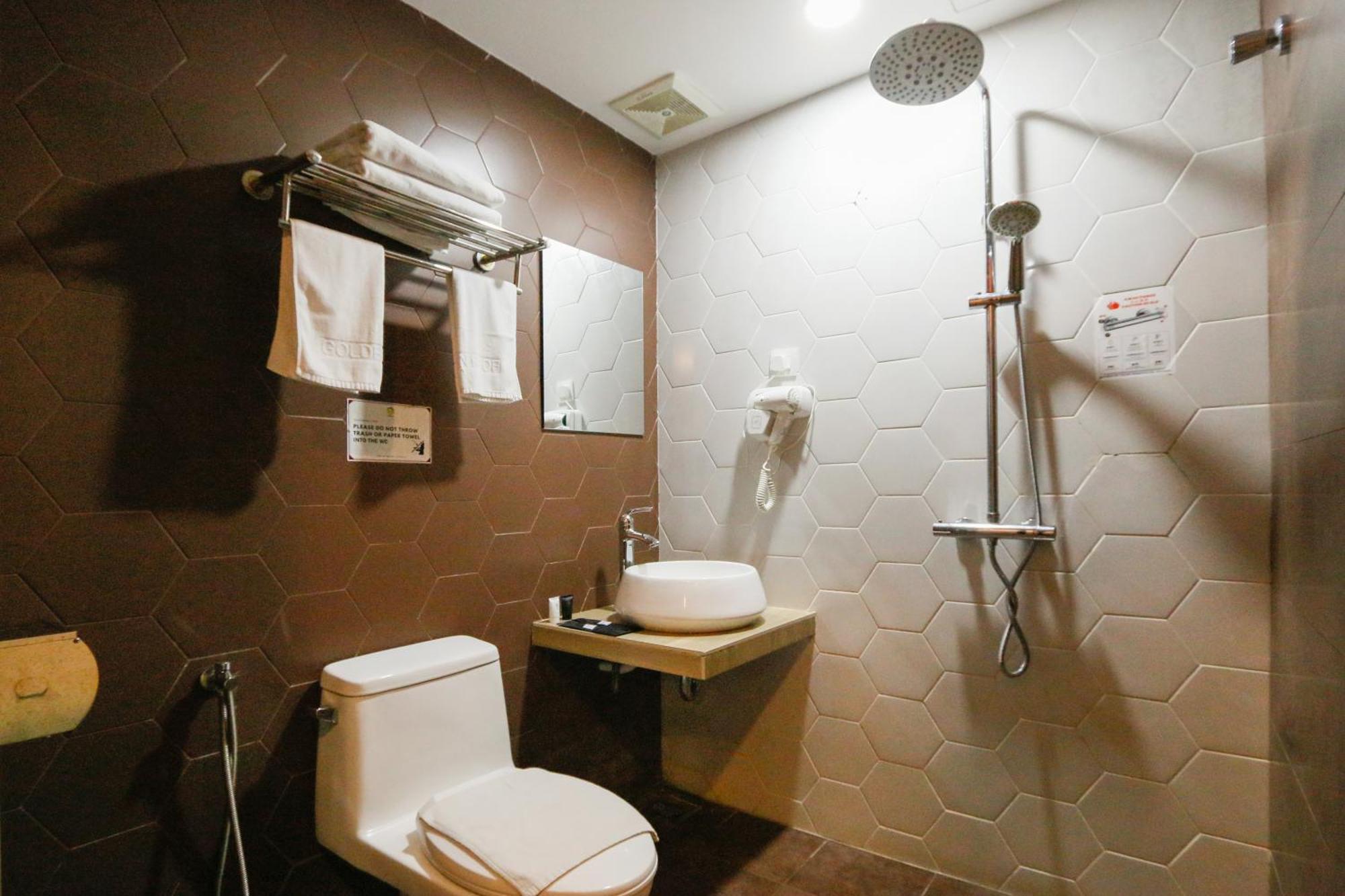 Golden Roof Hotel, Seri Iskandar Exterior foto